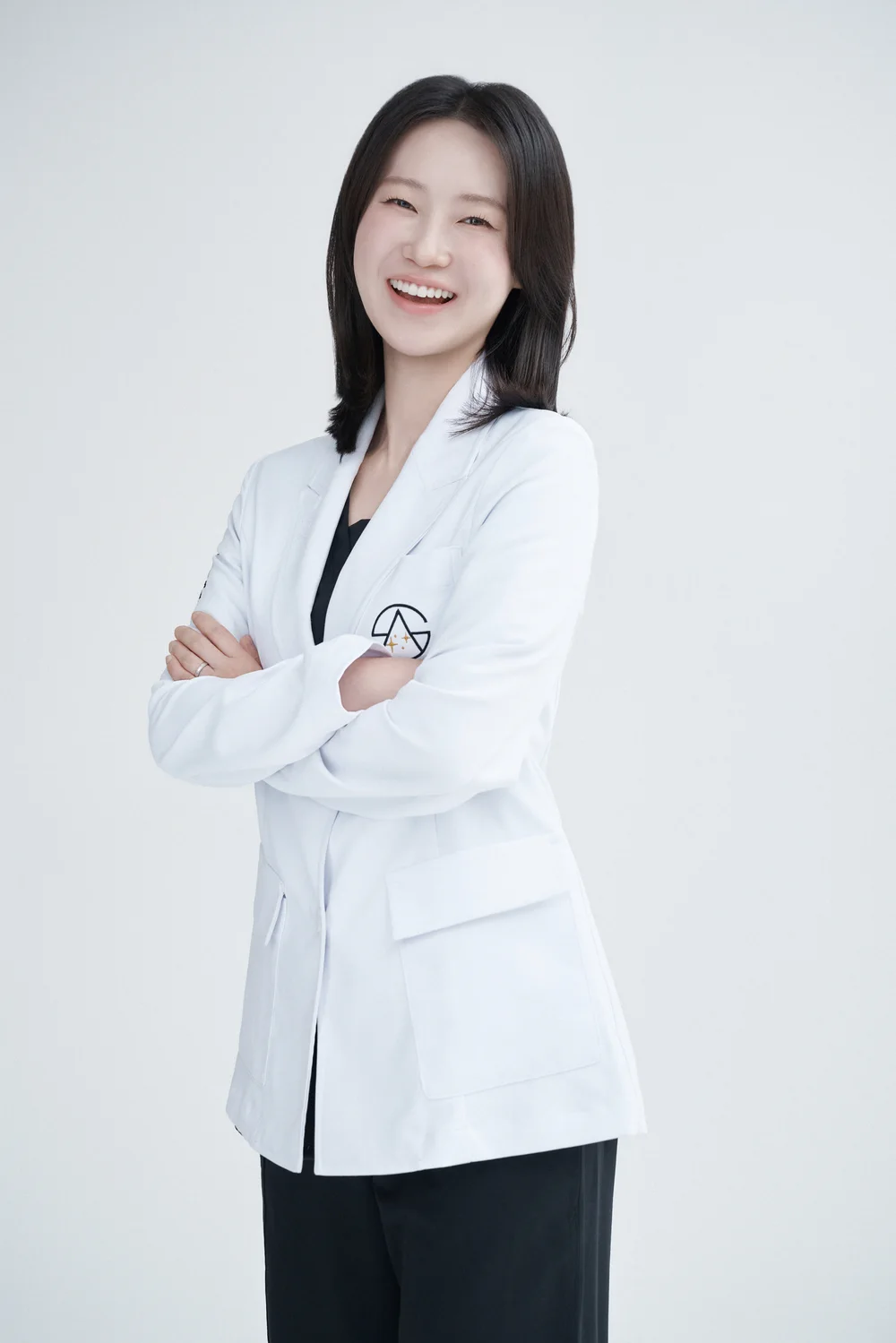 흰 가운을 입고 팔짱을 낀 채 활짝 웃는 늘샤인의원 배나래 대표원장