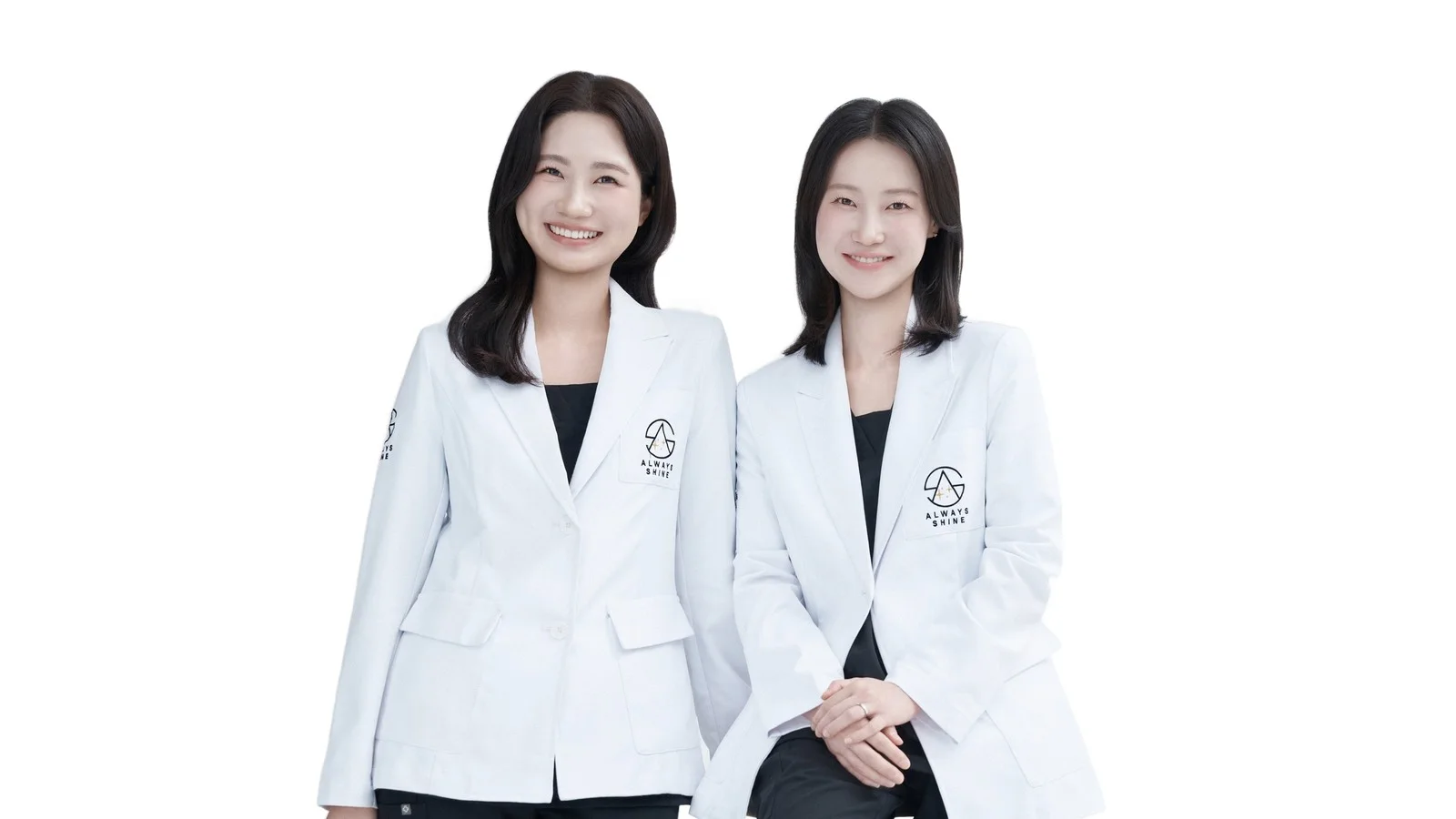흰 배경 앞에 흰 가운을 입고 나란히 미소 짓는 늘샤인의원 배나래·배미래 대표원장